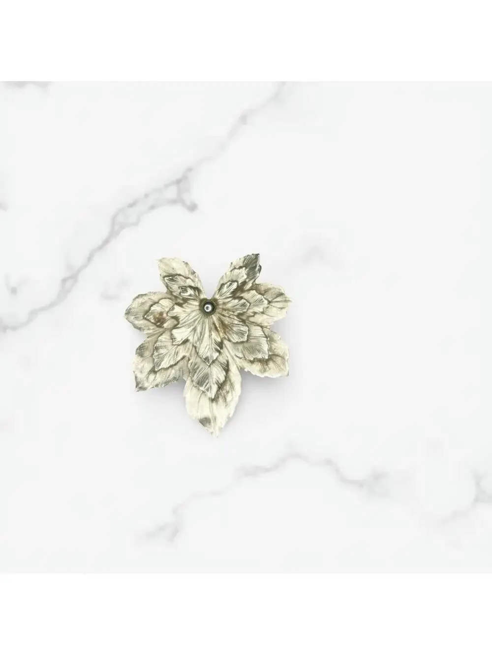 6982. Goldtone Vintage Leaf Brooch